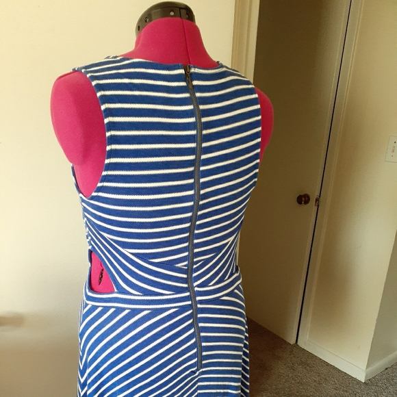 Dress - Picture 2 of 4